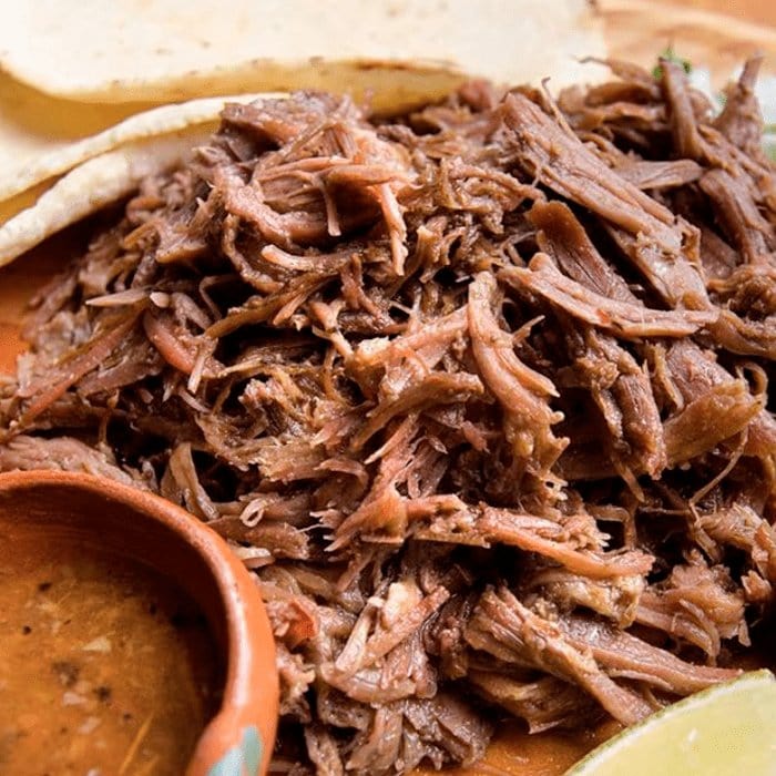 Barbacoa de borrego recién hecha servida para el domingo